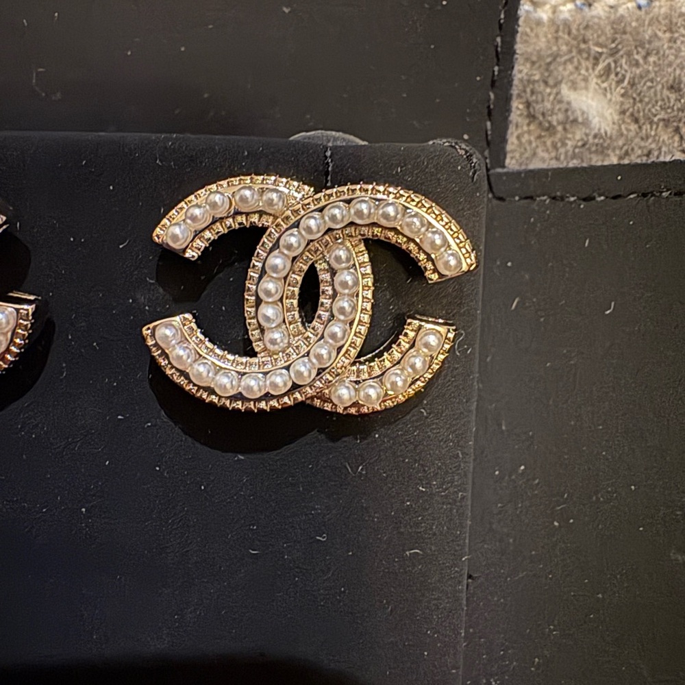 CHANEL Gold and pearl Logo Earrings - Picture 4 of 11